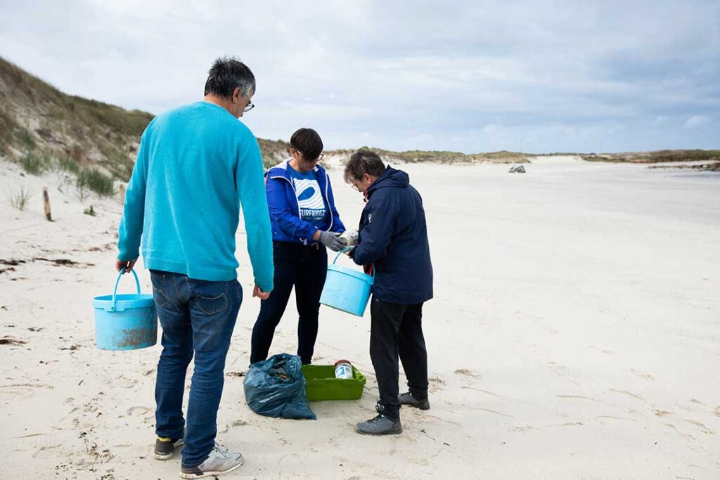 Ramassage de déchets sur la plage par des bénévoles de l'association Surfrider