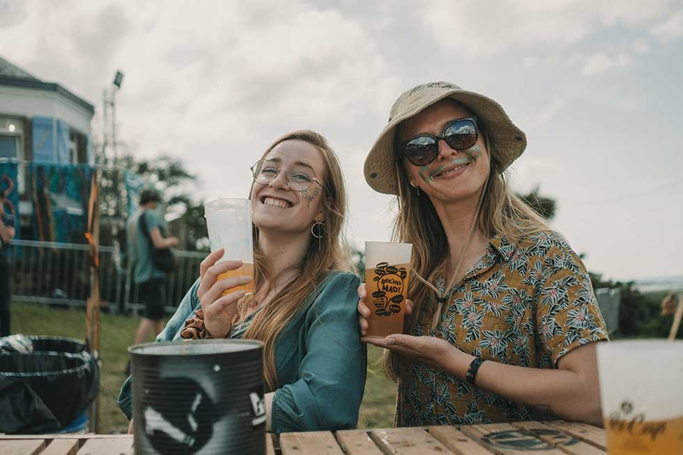 Festivaliers verres réutilisables évènement éco-responsable Landeda Finistère